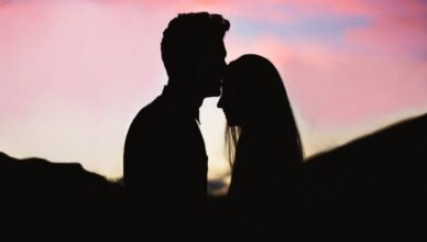 מציאת אהבה ושימור מערכות יחסים בזמן מלחמה יכולים להיות מאתגרים מאוד בשל חוסר היציבות, הסכנה והלחץ הרגשי שמלווים לעתים קרובות תקופות כאלה. עם זאת, קשרים אנושיים, כולל אהבה, נמשכים אפילו בנסיבות המאתגרות ביותר. להלן כמה אסטרטגיות ושיקולים למציאת וטיפוח מערכות יחסים בזמן מלחמה: