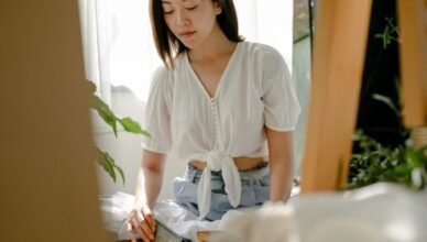 שיבארי (Shibari) הוא אמנות יפנית של קישור וקשירה. המושג נובע מהמילה היפנית "לקשור" או "לחבול". שיבארי מתמקד בקישור הגוף באופנים אסתטיים ומורכבים, ולעיתים קרובות משמש כחלק מפעילויות BDSM. זהו צורת אמנות שמקדמת לא רק אסתטיקה ויופי, אלא גם תקשורת ואמון בין השותפים המעורבים. התרבות המודרנית של שיבארי פיתחה טכניקות וסגנונות קישור מגוונים, שנועדו לחקור גבולות הכאב, ההנאה, והאמנות באופן גופני ונפשי.