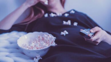 נשים וגברים רבים על בחירת סרט או סידרה