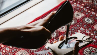 היכולת לסלוח בזוגיות: מתי זה אפשרי? איך ללמוד לסלוח ולבנות מחדש קשר אחרי פגיעה או בגידה.