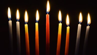 איך להדליק מחדש את האור בזוגיות אחרי תקופה קשה: חנוכה כמטפורה